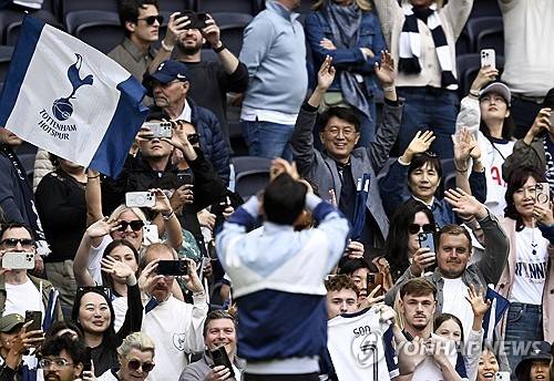 손흥민, 마지막 EPL 경기 끝나고 라커룸서 눈물의 이별 인사…'작별 암시'에 팬들 충격