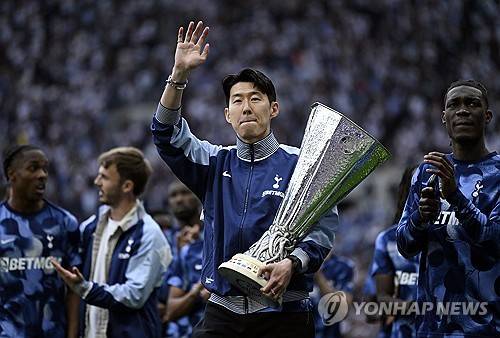 손흥민, 마지막 EPL 경기 끝나고 라커룸서 눈물의 이별 인사…'작별 암시'에 팬들 충격