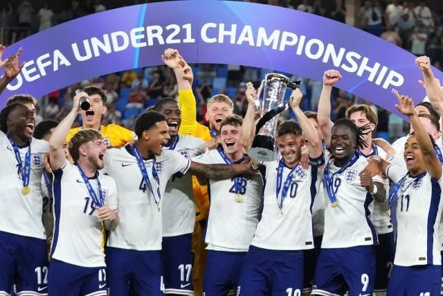‘英 축구 초대박!’ 잉글랜드, ‘우승 후보’ 독일 꺾고 41년 만에 U-21 챔피언십 2연패…‘5골’ 엘리엇, MVP 선정