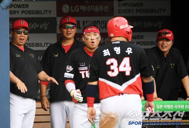 '호랑이 기운 무섭네' 1983년생 최형우 타격에 감탄한 오스틴...'형님 어제오늘 벌써 4안타입니다'
