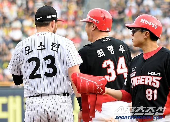 '호랑이 기운 무섭네' 1983년생 최형우 타격에 감탄한 오스틴...'형님 어제오늘 벌써 4안타입니다'