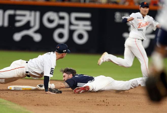 KBO 최초 외국인 주장 탄생하나→두산이 그럴 수 있다... 사령탑