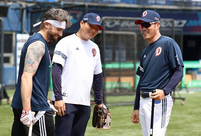 KBO 최초 외국인 주장 탄생하나→두산이 그럴 수 있다... 사령탑