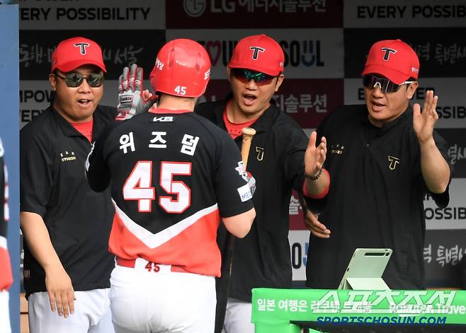 '입을 다물지 못한 이범호 감독' 무릎 꿇고 타격해 담장 넘긴 위즈덤의 괴력, 송승기는 할 말을 잃었다[잠실 현장]