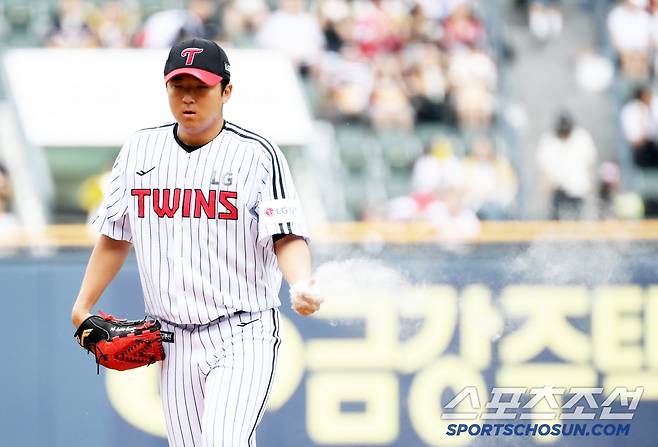 '입을 다물지 못한 이범호 감독' 무릎 꿇고 타격해 담장 넘긴 위즈덤의 괴력, 송승기는 할 말을 잃었다[잠실 현장]