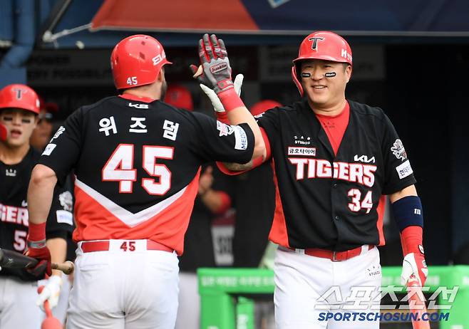 '입을 다물지 못한 이범호 감독' 무릎 꿇고 타격해 담장 넘긴 위즈덤의 괴력, 송승기는 할 말을 잃었다[잠실 현장]