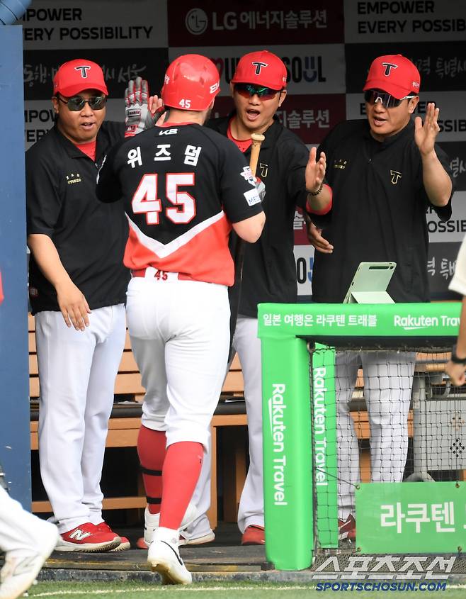 '입을 다물지 못한 이범호 감독' 무릎 꿇고 타격해 담장 넘긴 위즈덤의 괴력, 송승기는 할 말을 잃었다[잠실 현장]