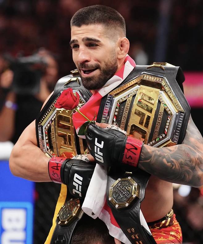 ‘UFC 슈퍼스타 탄생!’ 토푸리아, 페더급 이어 라이트급 챔피언 등극…올리베이라에 1R KO 승