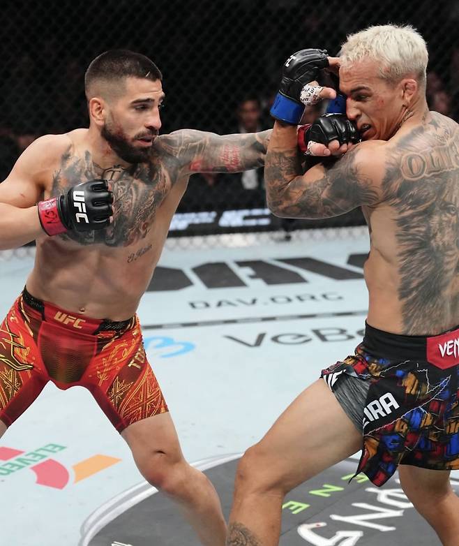 ‘UFC 슈퍼스타 탄생!’ 토푸리아, 페더급 이어 라이트급 챔피언 등극…올리베이라에 1R KO 승