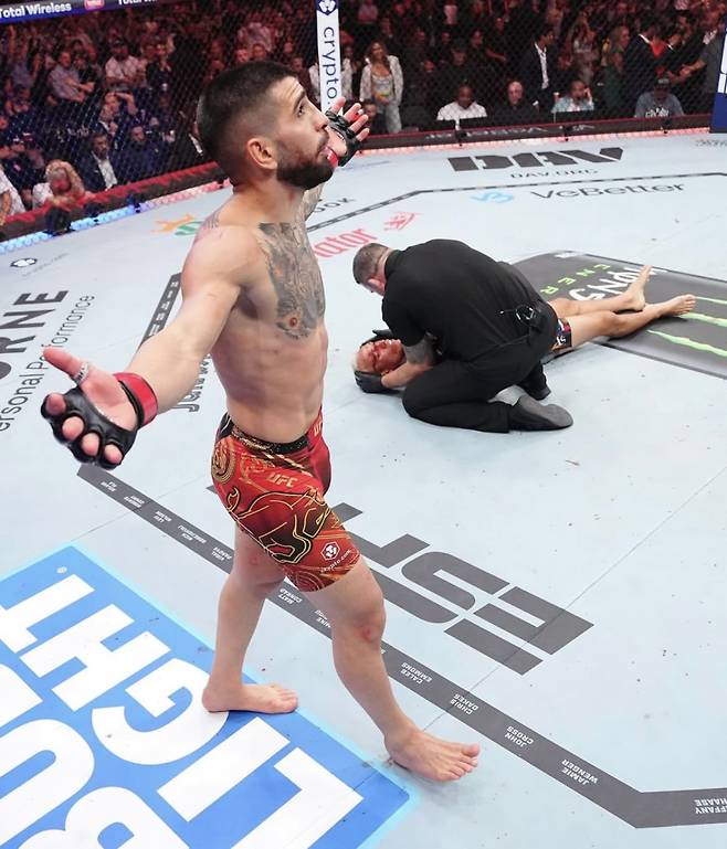 ‘UFC 슈퍼스타 탄생!’ 토푸리아, 페더급 이어 라이트급 챔피언 등극…올리베이라에 1R KO 승