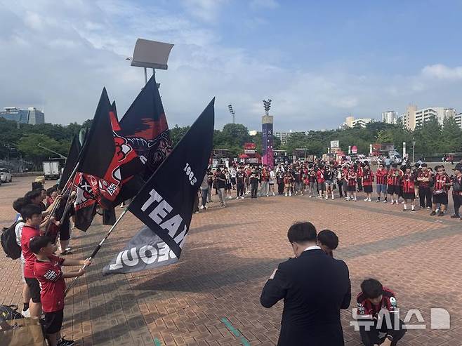 '기성용 포항 이적'에 뿔난 FC서울 팬들 집회…