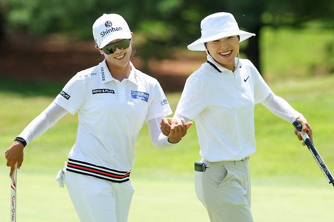 ‘섬 소녀’ 임진희·이소미, 연장 끝에 LPGA 투어 감격 첫 우승 합작