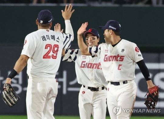 '이게 가능해?' 3위 롯데, 정규리그 3위로 33년 만에 우승 노린다!...33년 전 6월까지 3위→정규리그 3위→한국시리즈 정상