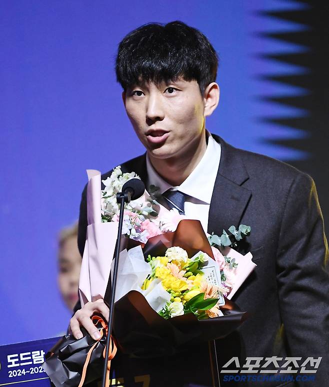 '연봉 무섭다' 12억 황택의-8억 양효진, 강소휘...2025~2026 시즌 V리그 연봉왕 [공식발표]