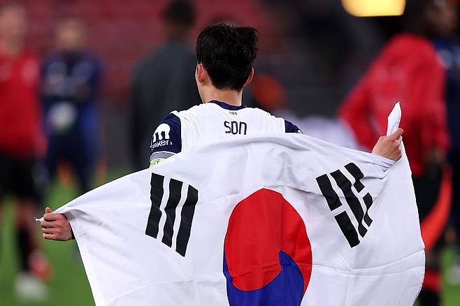 이적료 수익보단 ‘10년 동행’ 레전드 예우 택했다…토트넘 중대 결단, 올여름 손흥민 매각 않기로