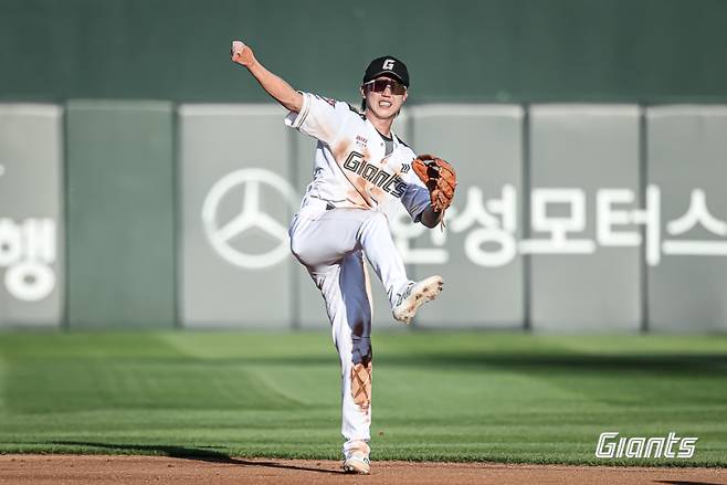 헤드샷 후유증? 실책 급증한 롯데 전민재, 주전 도약 향한 성장통 [IS 피플]