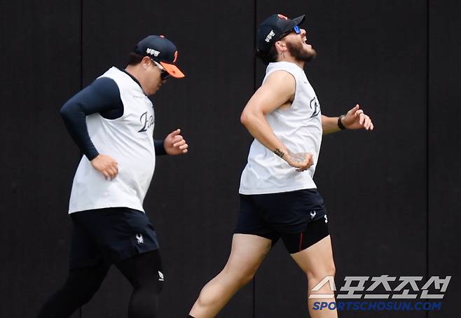 이 햄스트링이 힘의 원천이었구나...속살 드러낸 폰세, 보는 순간 감탄사가 절로 [대전 현장]