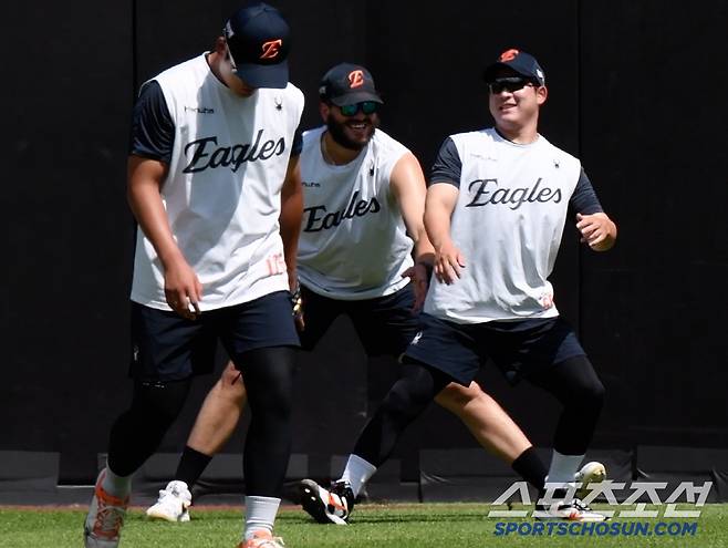 이 햄스트링이 힘의 원천이었구나...속살 드러낸 폰세, 보는 순간 감탄사가 절로 [대전 현장]