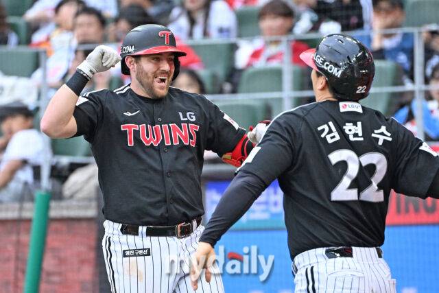 '타구 속도 183.1km·비거리 130m' LG 오스틴 대폭발, 폴대 상단 강타→3시즌 연속 20홈런 달성 [MD부산]