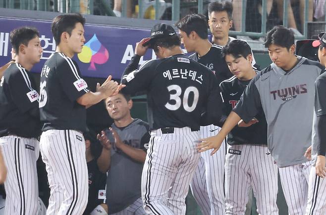 '에르난데스 교체 승부수 통했다' LG, 롯데에 짜릿한 1점차 승리…오스틴 3년 연속 20홈런 [사직 게임노트]