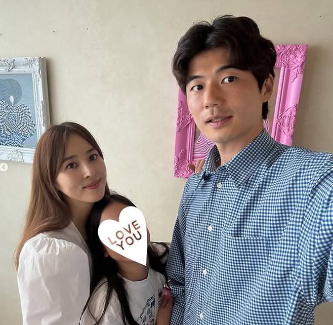 기성용, 이적 아픔 속 한혜진과 결혼 12주년…“착한 남편, 바보 아빠”