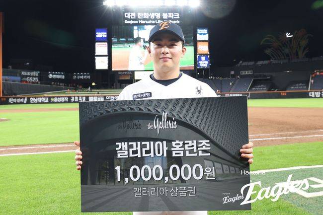 앞 타석에 홈런 쳤는데…허를 찌른 스퀴즈 번트, 벤치 작전 아니었다. 문현빈 기막힌 센스 '올스타 자격 증명'