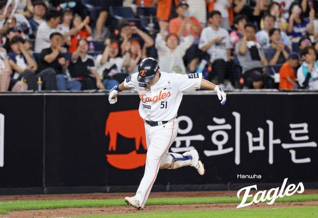 앞 타석에 홈런 쳤는데…허를 찌른 스퀴즈 번트, 벤치 작전 아니었다. 문현빈 기막힌 센스 '올스타 자격 증명'