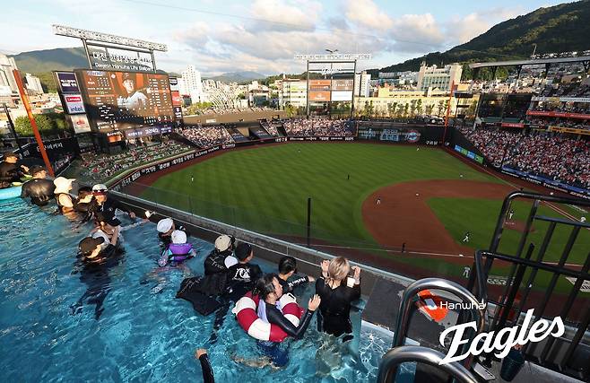 한화, KBO 44년사 '최초 대기록' 14경기 남았다!…'수영장 물 채우고' 대역전승→6G 연속 홈 완판+시즌 34번째 매진 [대전 현장]