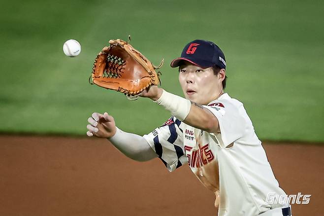 '대체불가' 롯데 올스타 2루수, 또 옆구리 문제...염좌 진단 우려