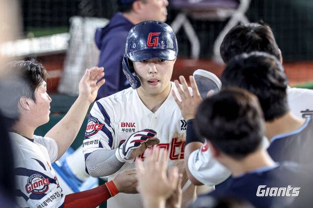 '이제 돌아오기 시작했는데...' 롯데 또 부상이라니... 대체불가 2루수라 더 걱정 크다→부상 정도에 촉각