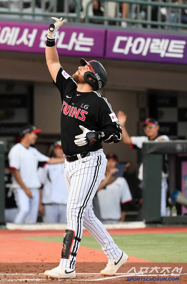 '오스틴이 사라졌다.' 연습배팅 후 옆구리 통증호소. LG 1위 싸움 최대 악재 발생[부산 현장]