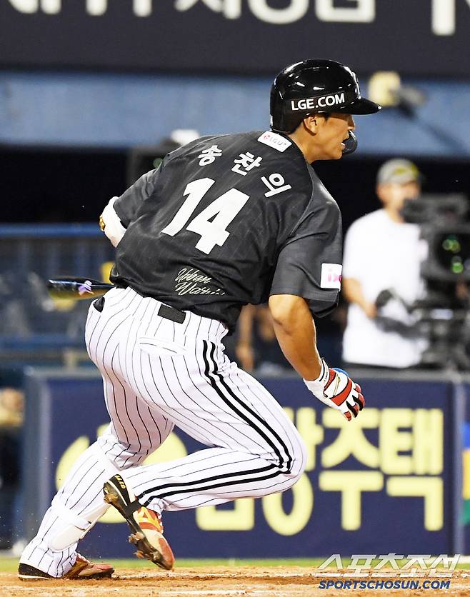 '오스틴이 사라졌다.' 연습배팅 후 옆구리 통증호소. LG 1위 싸움 최대 악재 발생[부산 현장]