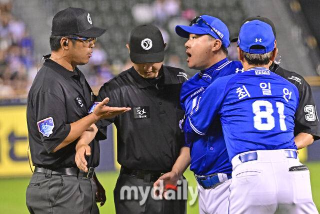 '도대체 몇 번째야!?' 7회에만 무려 두 번…'체크스윙' 오심에 폭발한 박진만 감독, 추락하는 심판 신뢰도 [MD잠실]