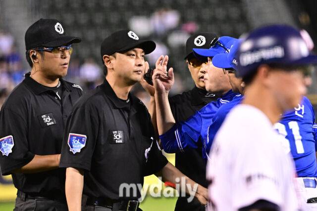 '도대체 몇 번째야!?' 7회에만 무려 두 번…'체크스윙' 오심에 폭발한 박진만 감독, 추락하는 심판 신뢰도 [MD잠실]