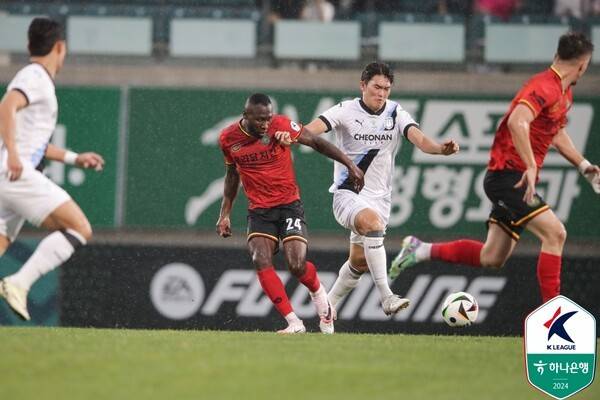 [오피셜] 韓 축구 경사 났다! 또 한 명의 유럽파 탄생…'03년생 DF' 김윤도, 프랑크푸르트 이적