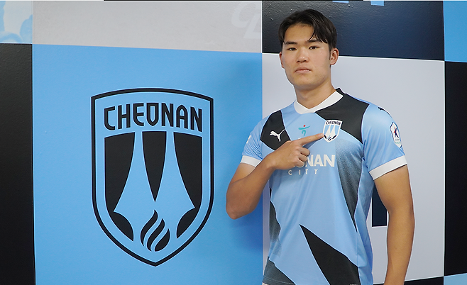 ‘韓 축구 초대박 경사’ 차범근·심재원·차두리 계보 잇는다! 2003년생 신예 센터백 김윤도, 프랑크푸르트 전격 이적 [오피셜]