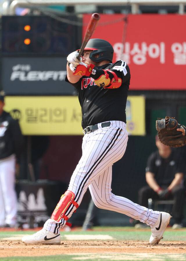'LG 2위 수성 초비상' 대기록 쓴 복덩이 외인, 옆구리 근육 손상→서울행→재검진 예정... 결국 전반기 아웃인가