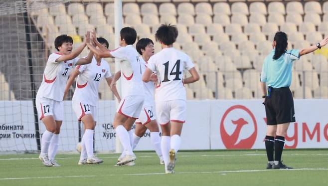 '아시아 최강' 북한 축구 뭐야? 2경기 연속 10-0 미쳤다!...한국 초비상, 북한에 절대적 열세 '21전 1승'