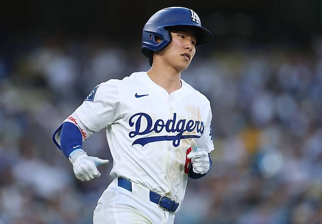 ‘이 맛에 다저스지’ 김혜성, 야구 인생 최고 순간 영접···커쇼 3000K 축하 포옹 ‘1안타+9회말 끝내기 도움’