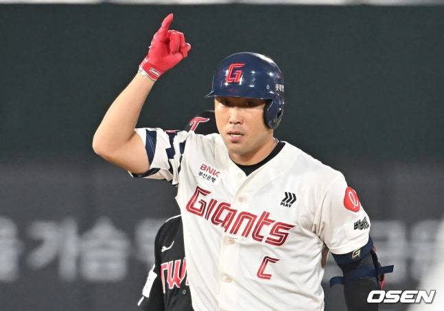 '엘롯라시코에 이런 투수전이' 롯데 공동 2위 등극! 이민석 6⅔이닝 대역투→레이예스 거르고 전준우→2타점 결승타 폭발 [부산 현장리뷰]