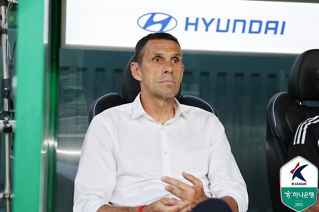 '20경기 무패 행진' 감독 거르고 홍명보? 대한축구협회 향한 팬들 '비판의 목소리' 쏟아진다...대체 무슨 일이