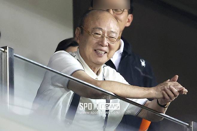 한화 KS 우승하면 짐작조차 안 된다… 한화 전반기 겹경사에 회장님까지 '선물 공세'