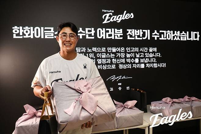 한화 KS 우승하면 짐작조차 안 된다… 한화 전반기 겹경사에 회장님까지 '선물 공세'