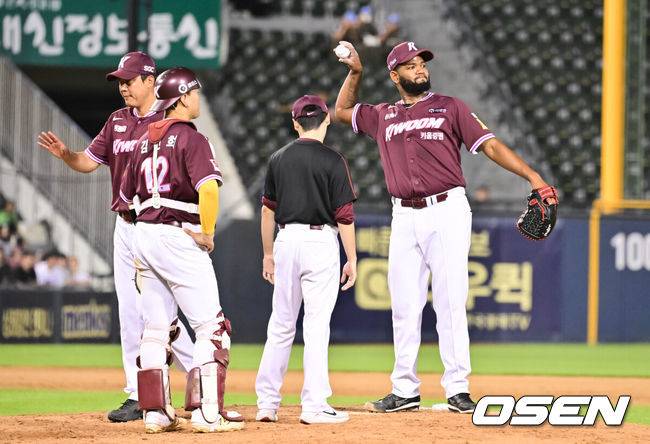 ‘치명적인 실책으로 자멸하다’ LG, 최하위 키움에 1점 차 패배…9회 스톤 결승타, 키움 7연패 탈출 [잠실 리뷰]
