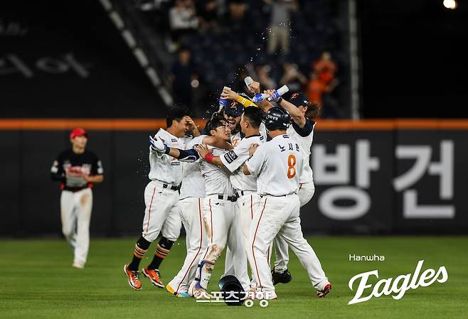 풀카운트에서 파울 3개 때려낸 집중력, 한화 문현빈의 끝내기 안타로 전반기 6연승 마무리