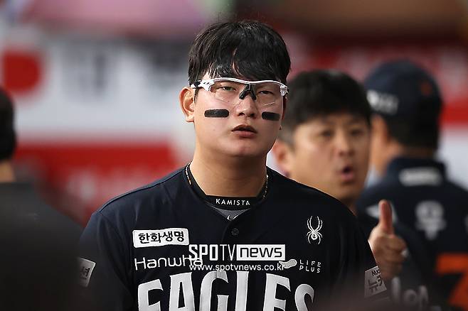한화가 전반기 1위에 오른 결정적 선택 하나…12살 어린 유망주에 맡긴 중책, 그것은 초대박이었다