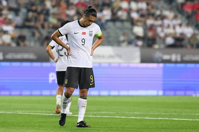 '0-7 대참사' 중국, 일본전 포기 수준...텐백 수비 전환→