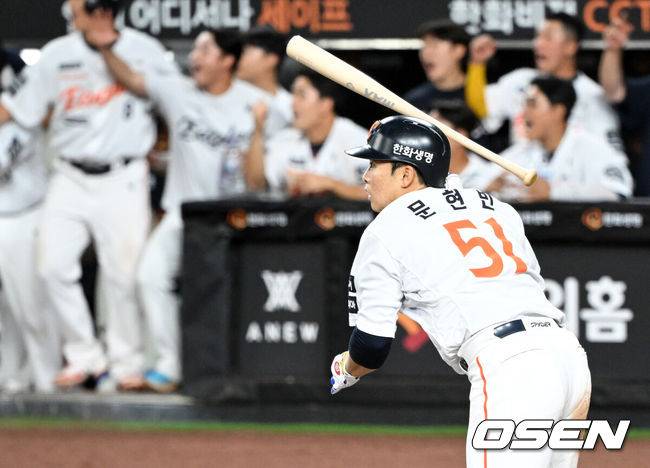 한화에 이런 '천재성 타자' 얼마 만인가, 점점 짧게 쥔 배트→10구 끝내기 안타…이 정도는 돼야 1위팀 3번 친다