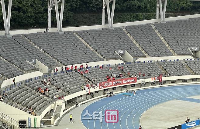 ‘안방 맞나’ 응원단 열기 완패... 홍콩에 압도적으로 밀렸다