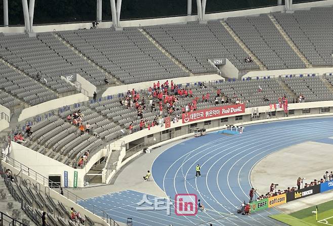 ‘안방 맞나’ 응원단 열기 완패... 홍콩에 압도적으로 밀렸다